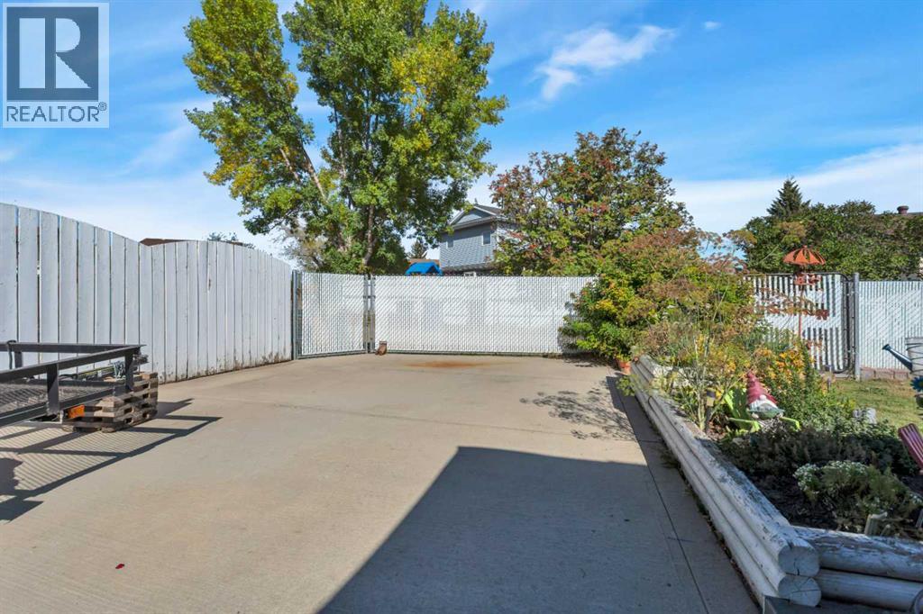 Single Family House Bi-level for Sale in  Glendale Boulevard Glendale Red Deer 