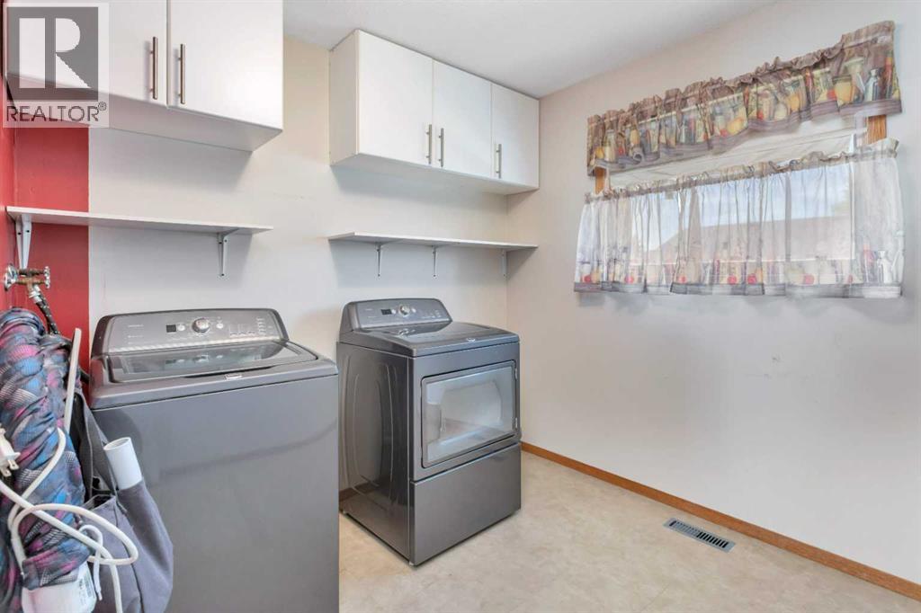 Single Family House Bi-level for Sale in  Glendale Boulevard Glendale Red Deer 
