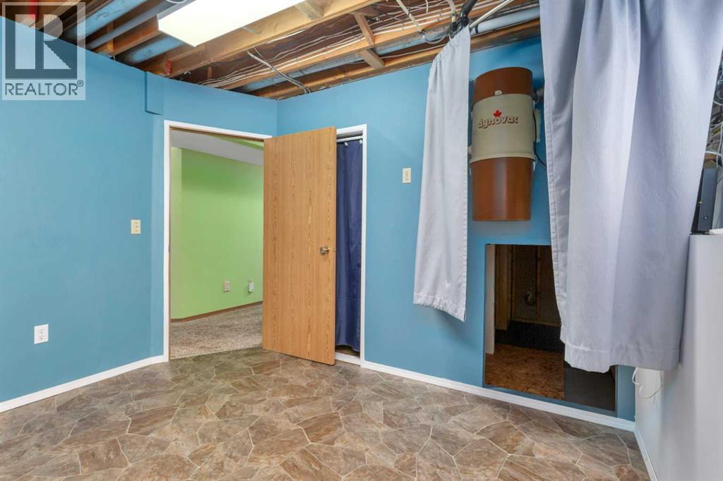 Single Family House Bi-level for Sale in  Glendale Boulevard Glendale Red Deer 