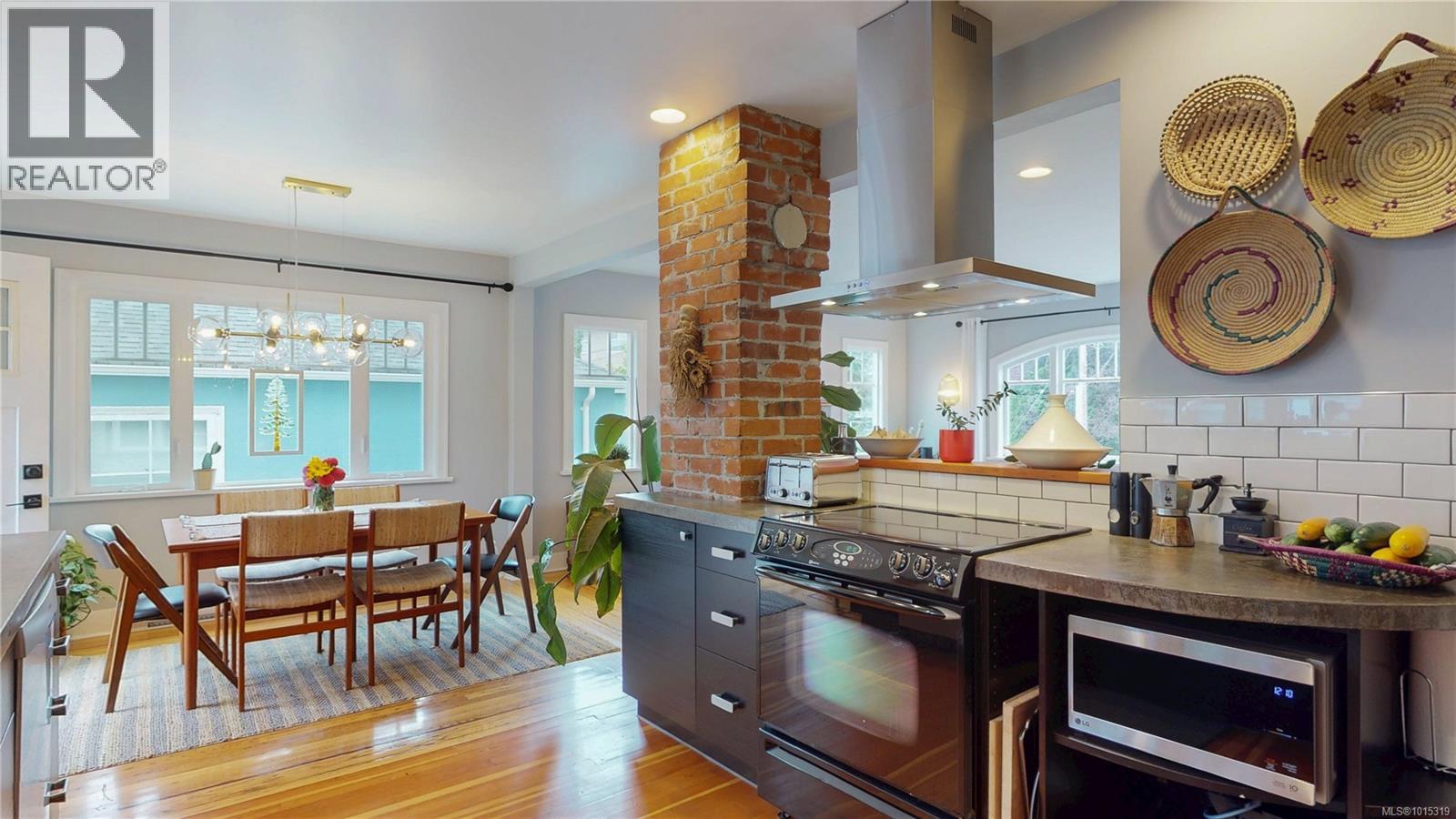  1024 Tolmie Avenue, Saanich