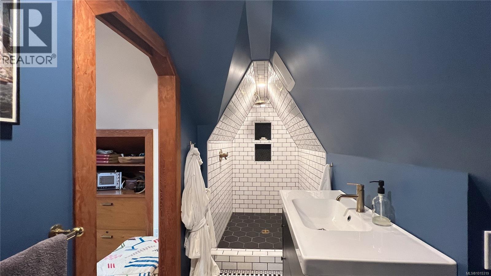  1024 Tolmie Avenue, Saanich