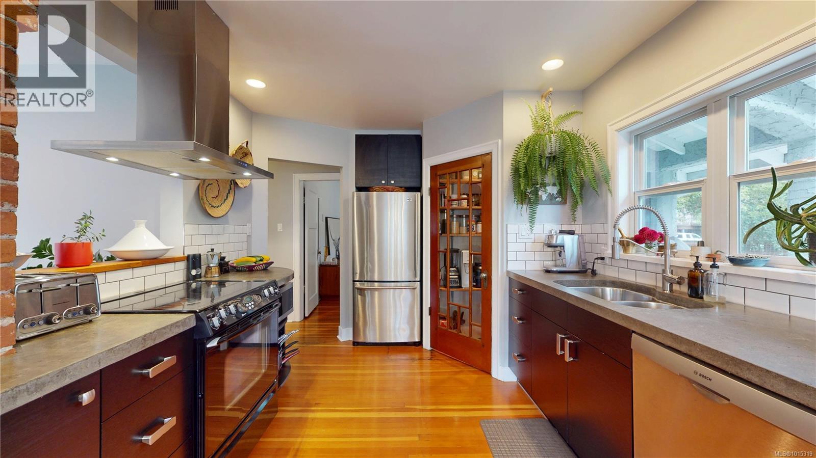  1024 Tolmie Avenue, Saanich