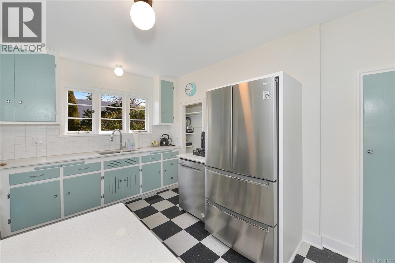  1375 Monterey Avenue, Oak Bay
