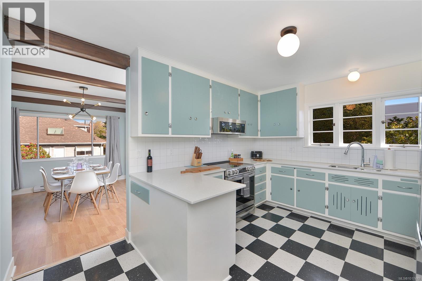  1375 Monterey Avenue, Oak Bay