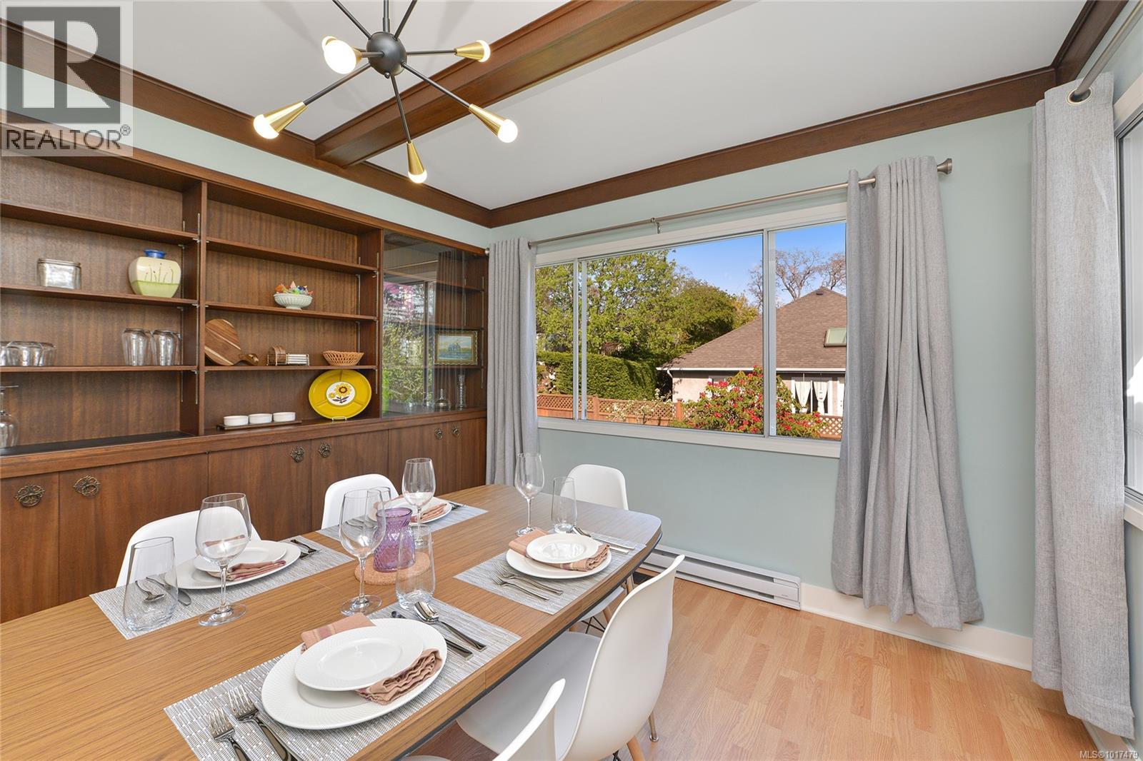  1375 Monterey Avenue, Oak Bay