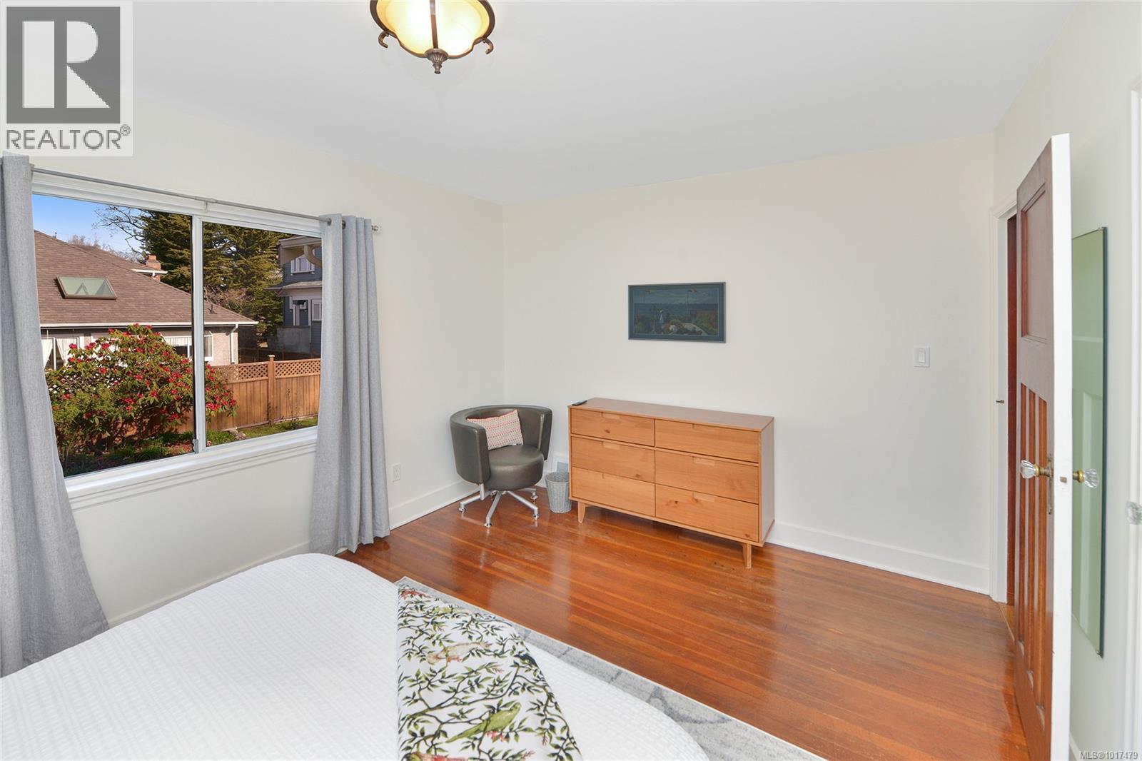  1375 Monterey Avenue, Oak Bay