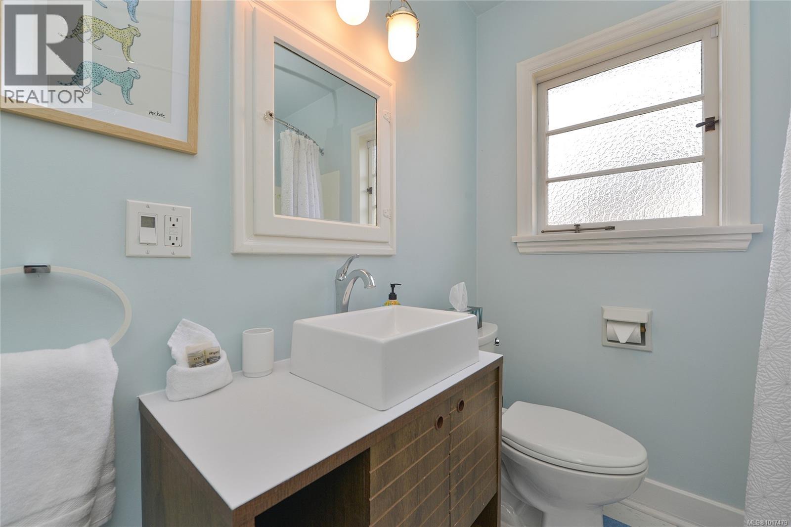  1375 Monterey Avenue, Oak Bay
