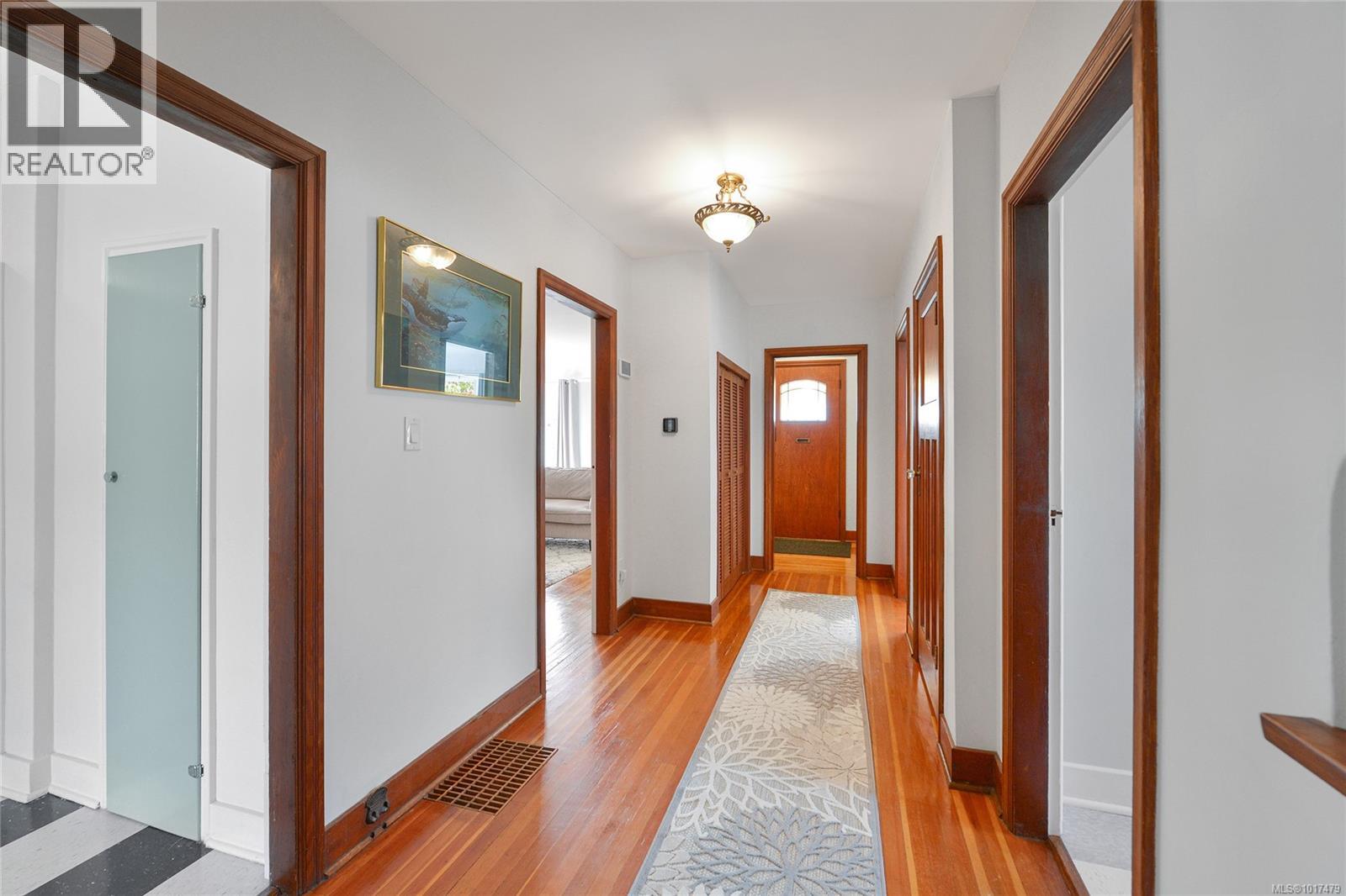  1375 Monterey Avenue, Oak Bay