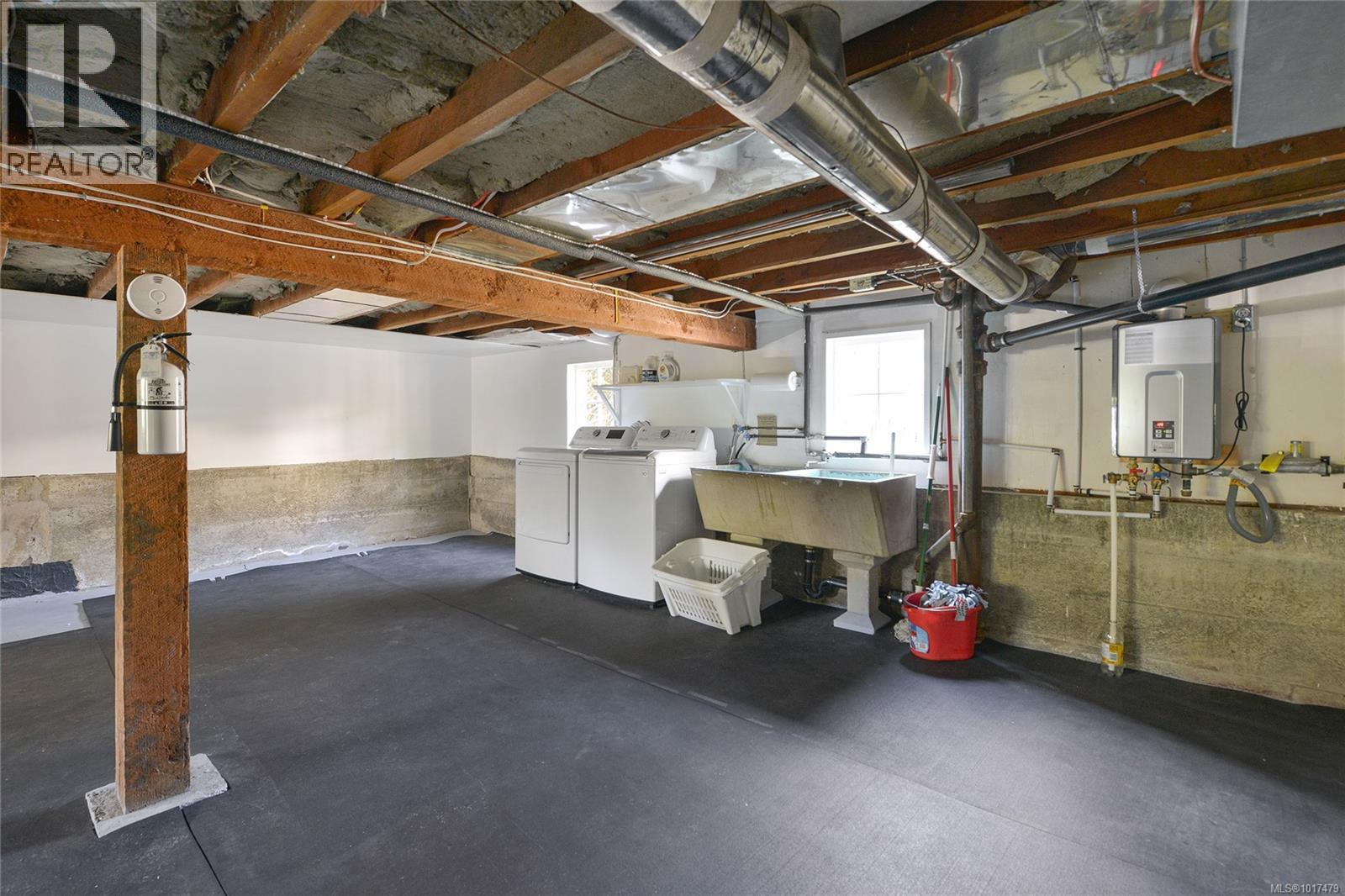  1375 Monterey Avenue, Oak Bay