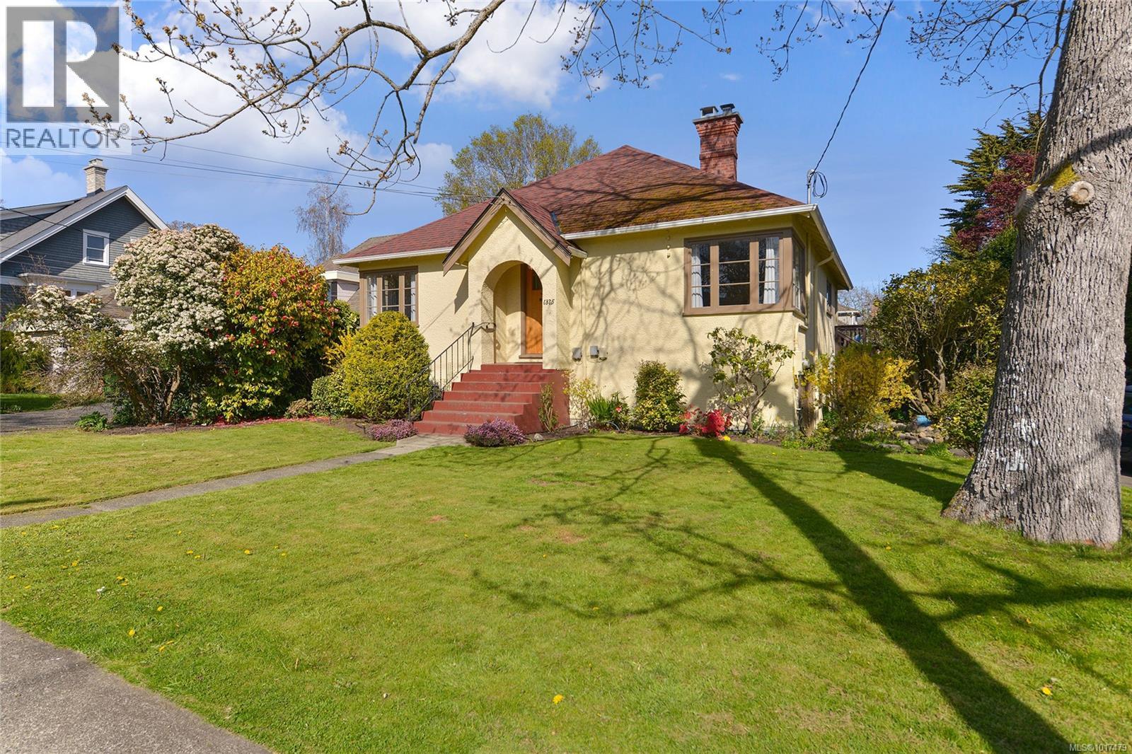  1375 Monterey Avenue, Oak Bay