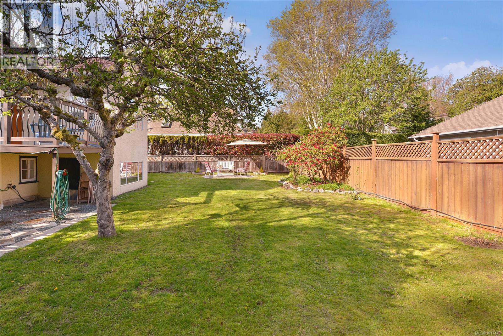  1375 Monterey Avenue, Oak Bay