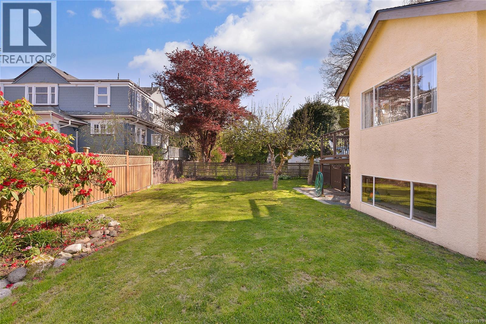  1375 Monterey Avenue, Oak Bay