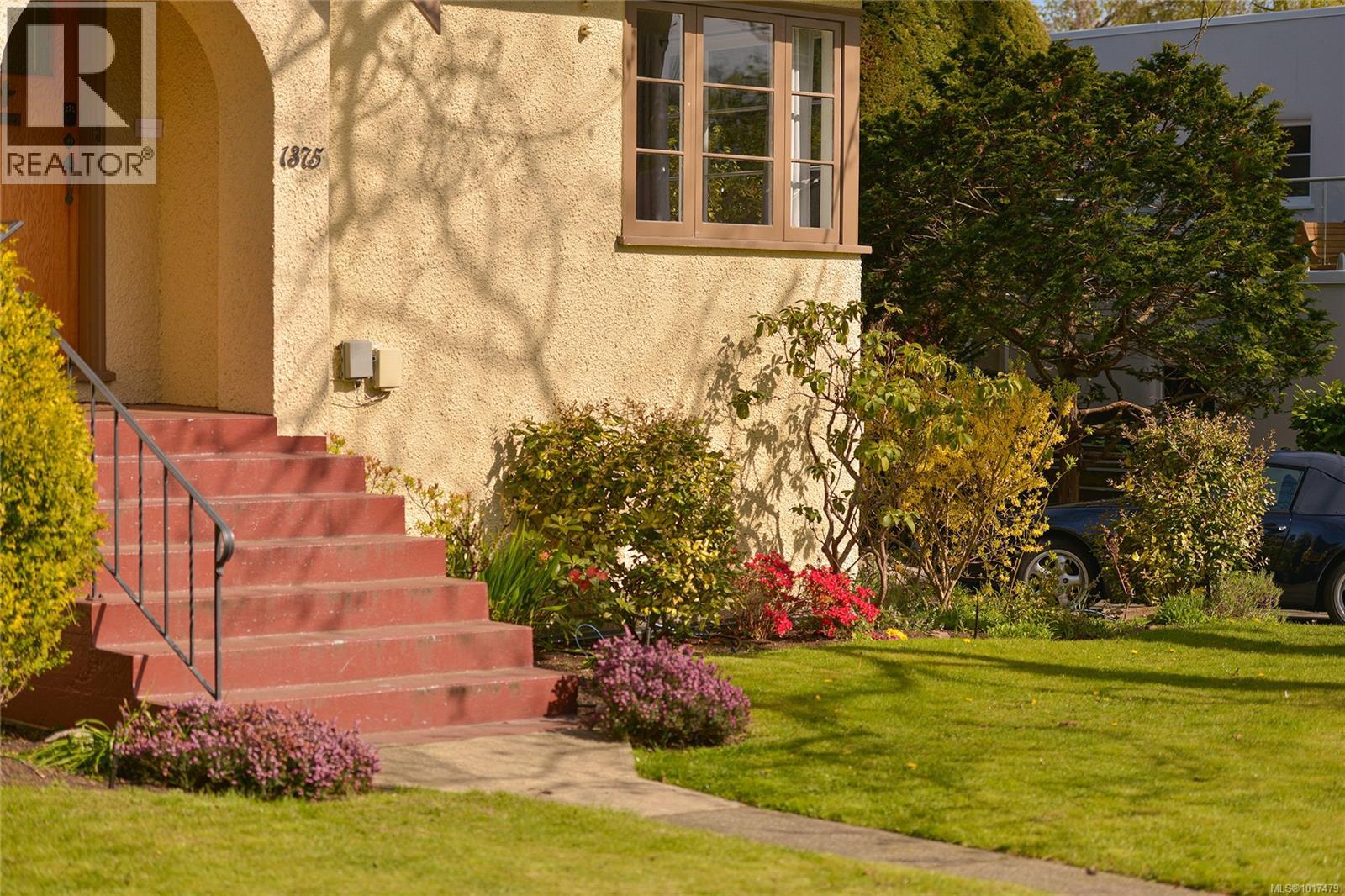  1375 Monterey Avenue, Oak Bay