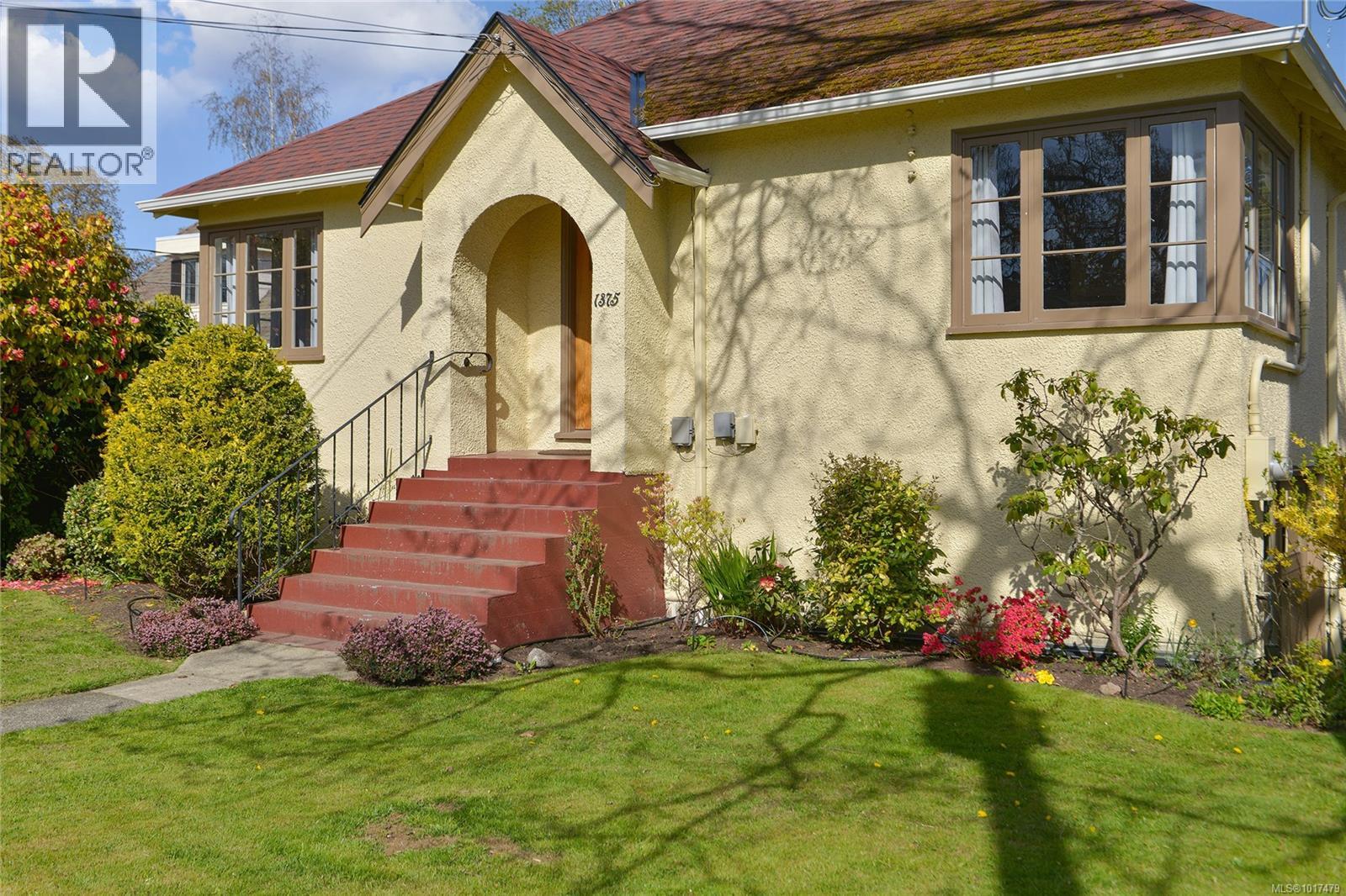  1375 Monterey Avenue, Oak Bay