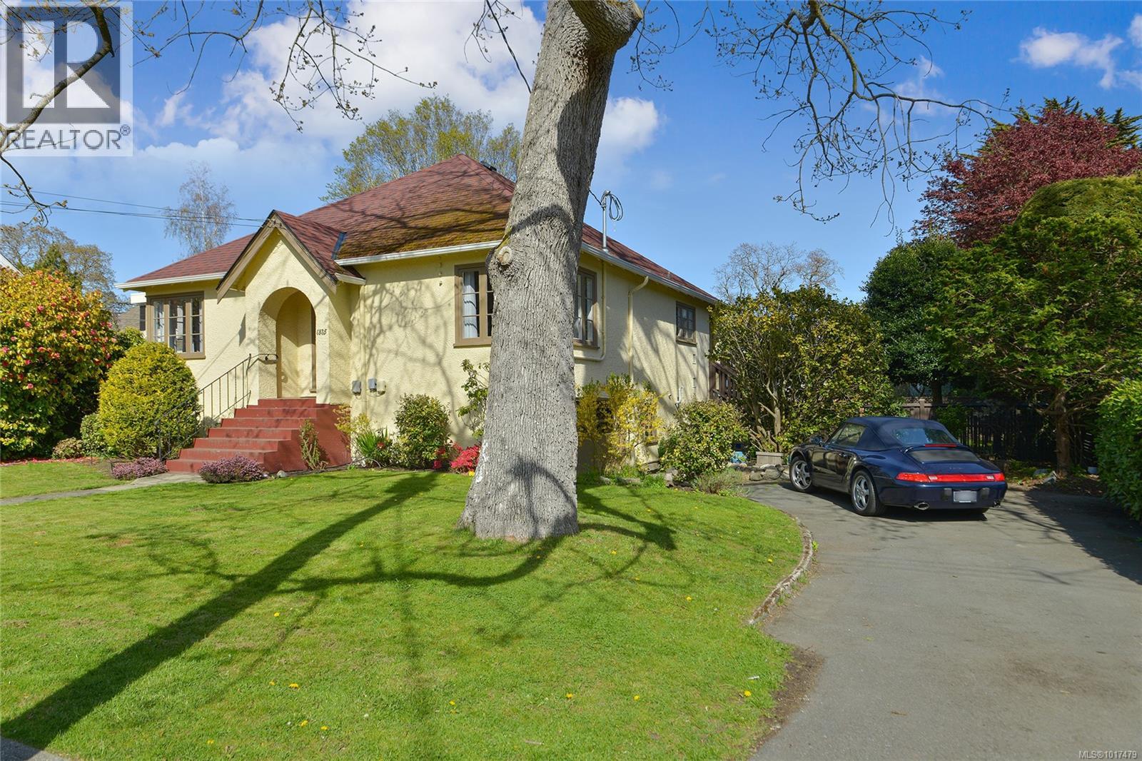  1375 Monterey Avenue, Oak Bay