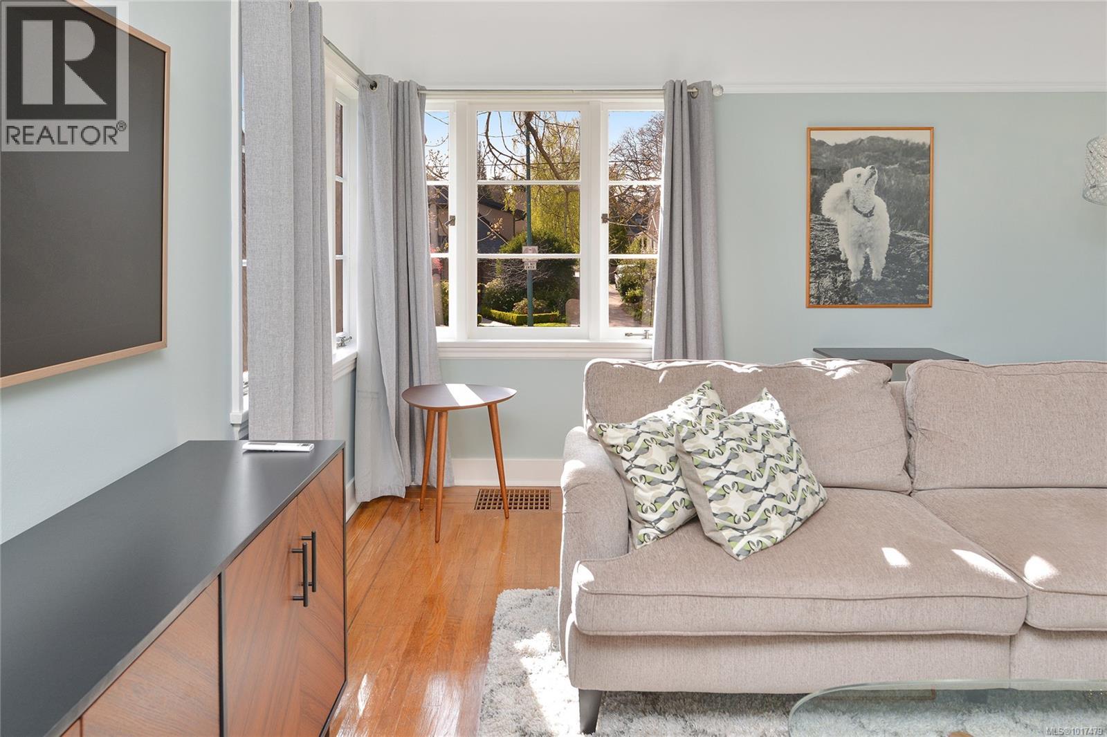  1375 Monterey Avenue, Oak Bay