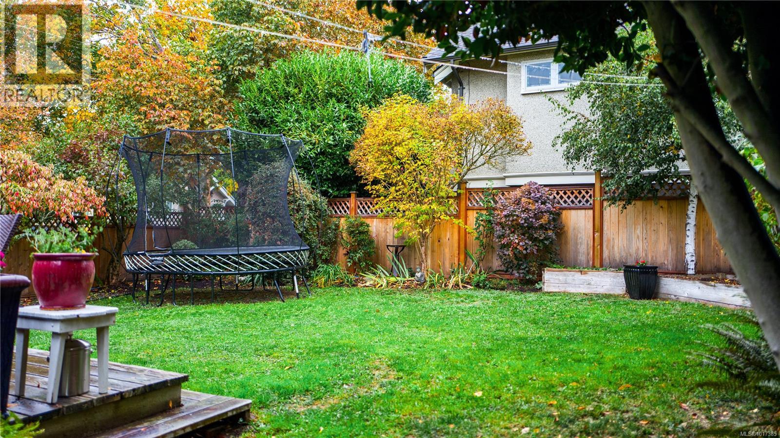  1102 Vista Heights, Victoria