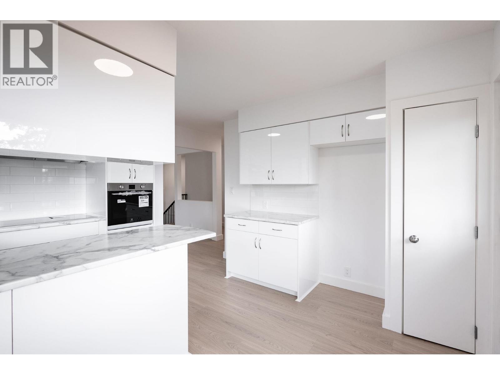 1410 DANSEY AVENUE, Coquitlam