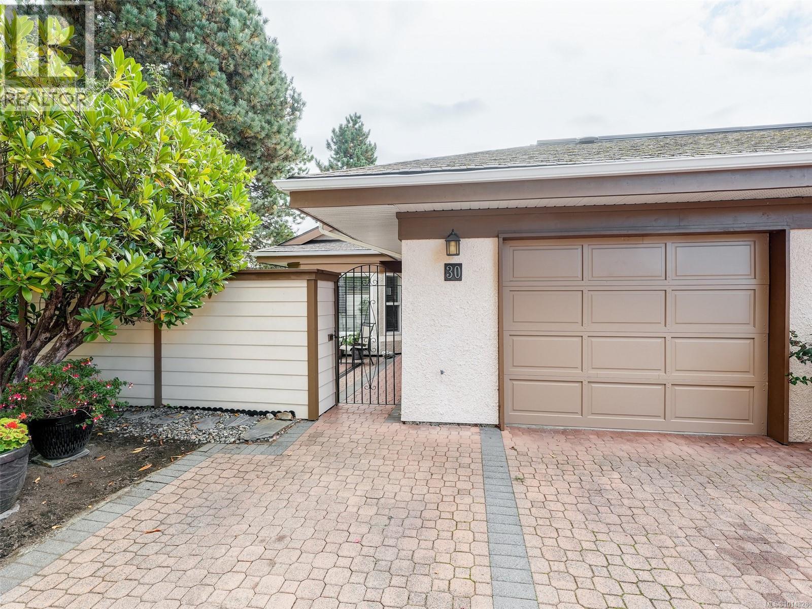 30 901 Kentwood Lane, Saanich
