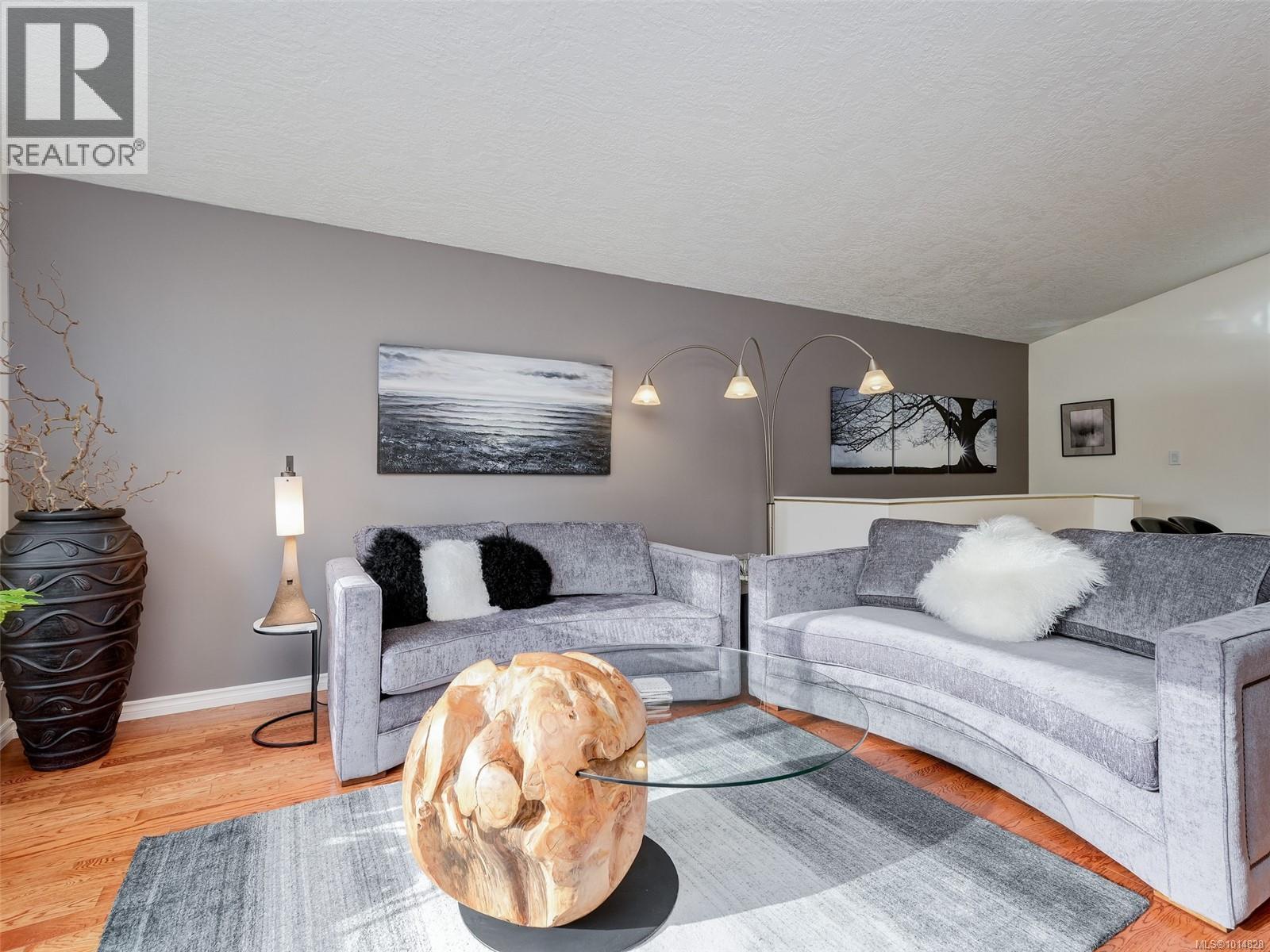 30 901 Kentwood Lane, Saanich