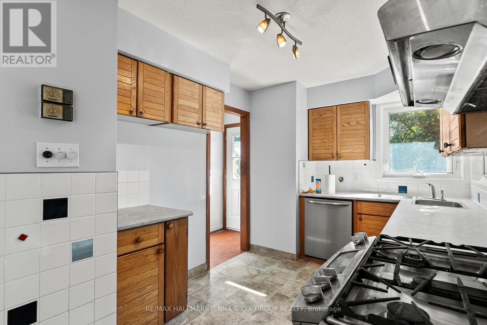 2928 SEGUIN ROAD - 14