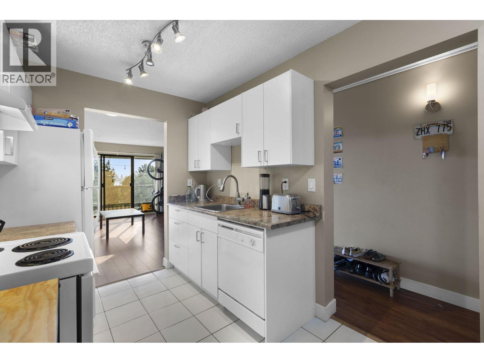 337 340 W 3RD STREET, North Vancouver