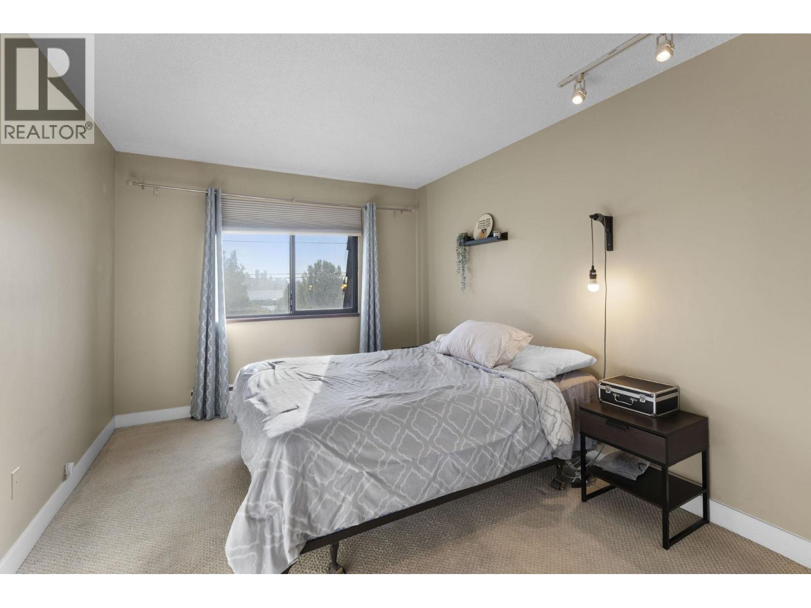 337 340 W 3RD STREET, North Vancouver