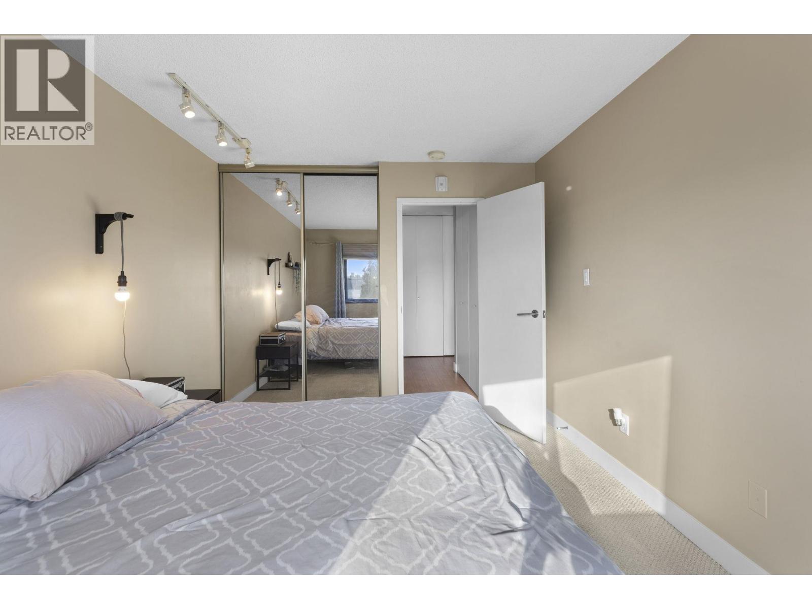 337 340 W 3RD STREET, North Vancouver