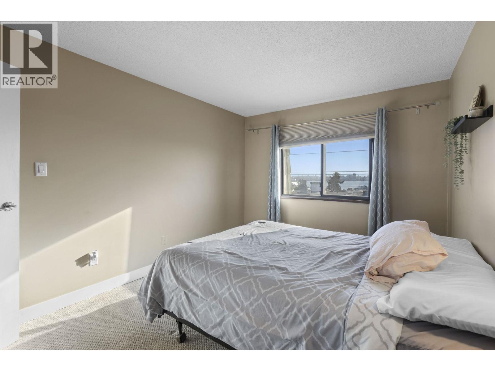 337 340 W 3RD STREET, North Vancouver