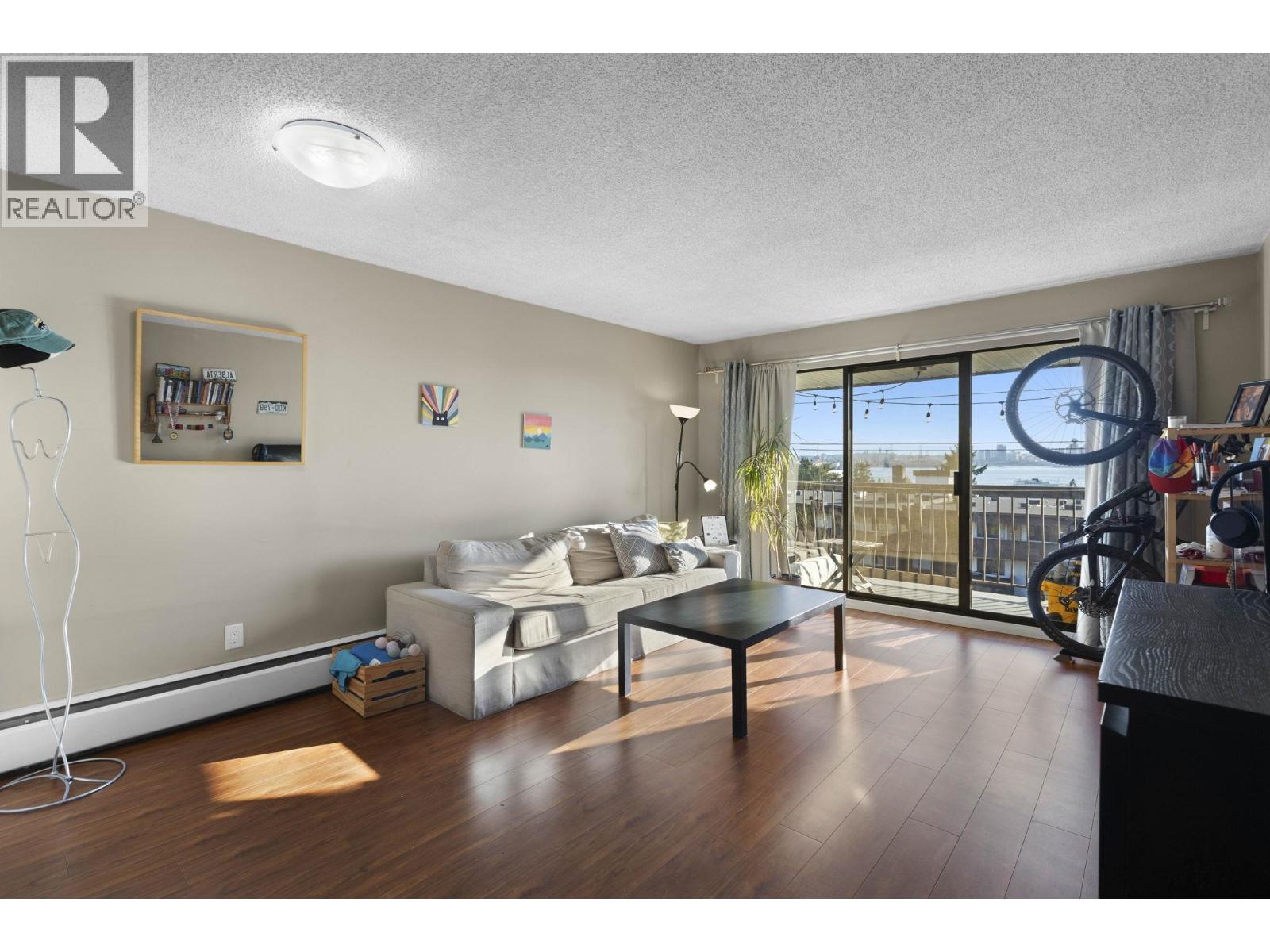 337 340 W 3RD STREET, North Vancouver