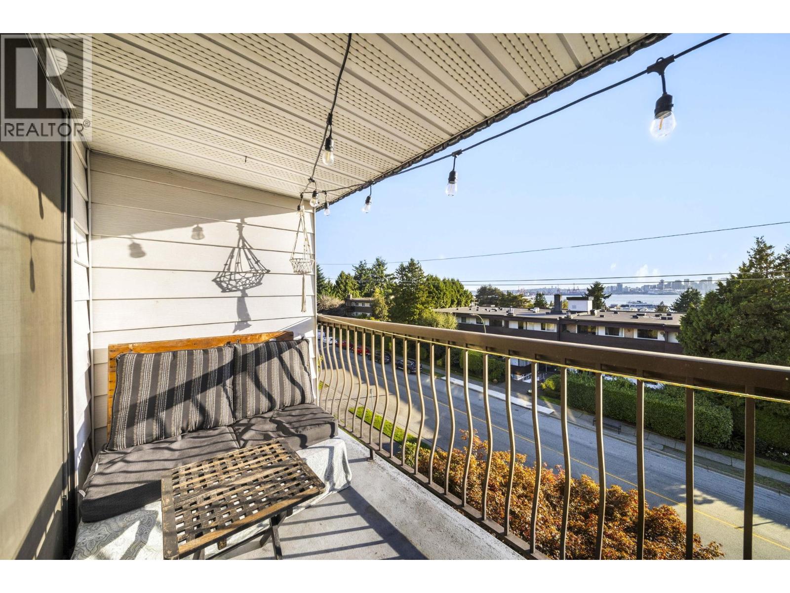 337 340 W 3RD STREET, North Vancouver