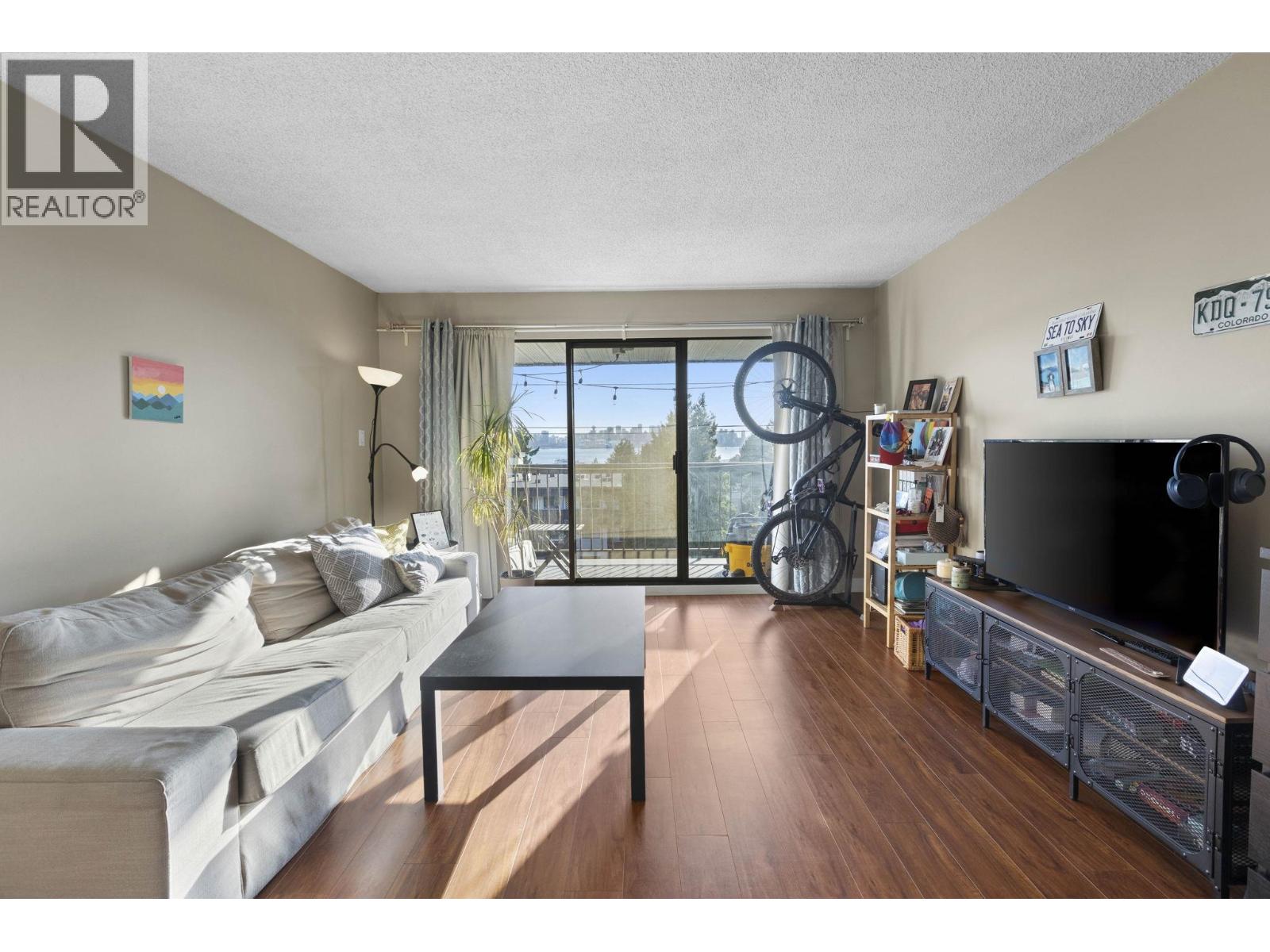 337 340 W 3RD STREET, North Vancouver