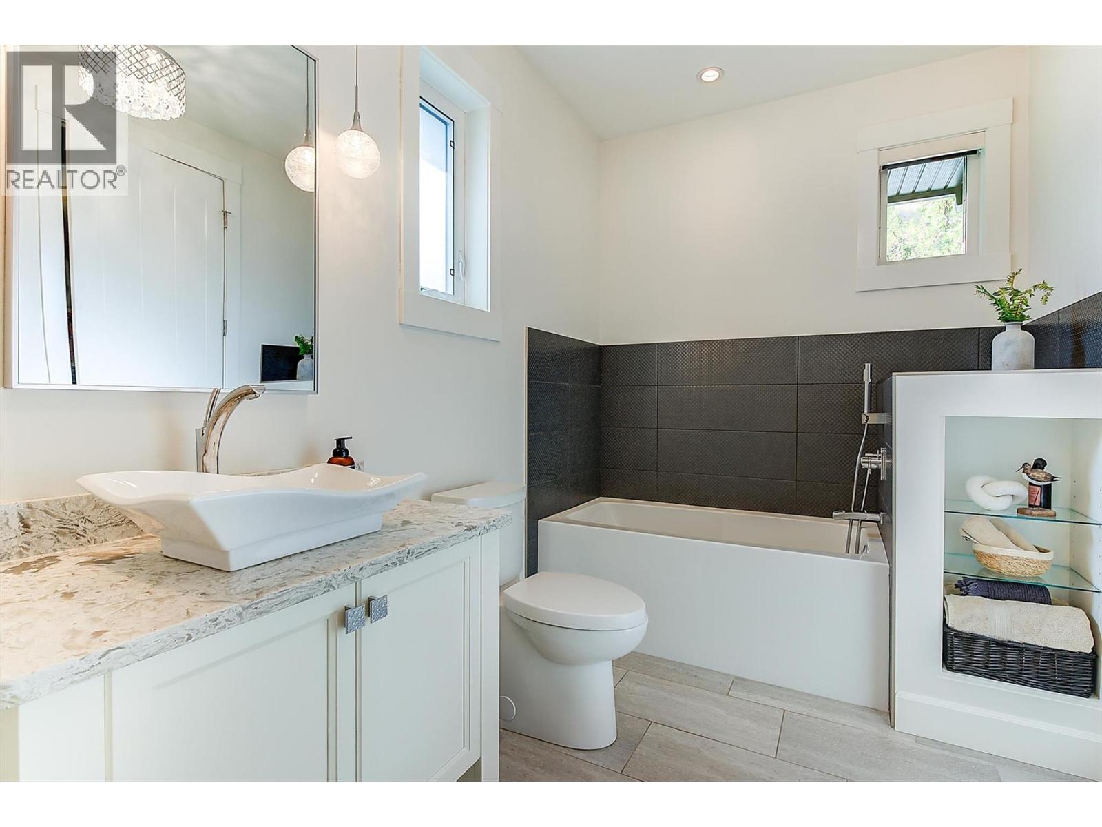  738 Highpointe Drive, Kelowna