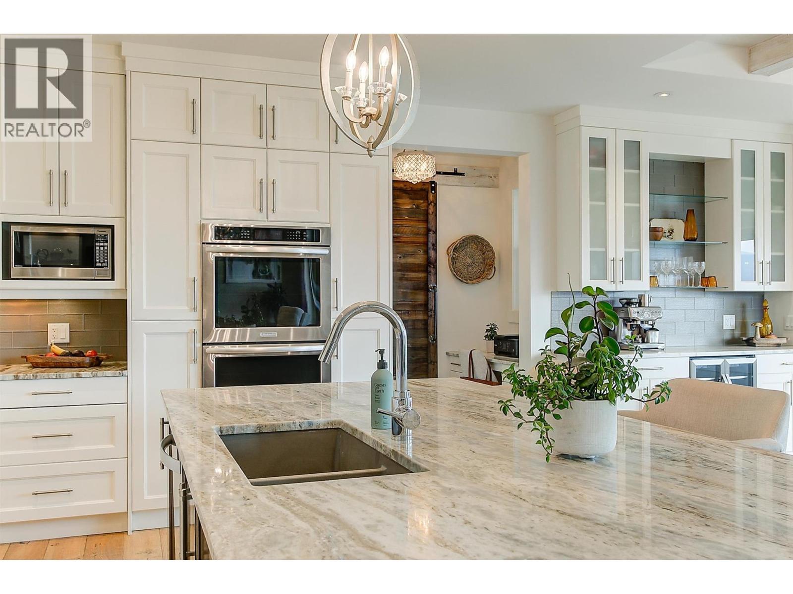  738 Highpointe Drive, Kelowna
