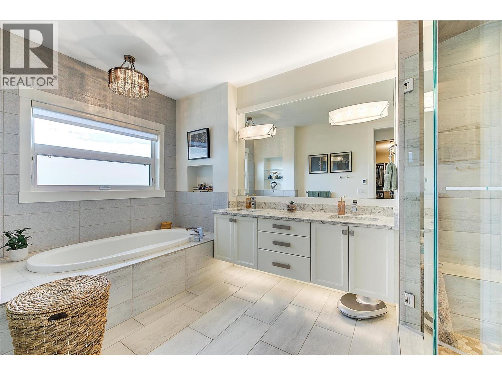  738 Highpointe Drive, Kelowna