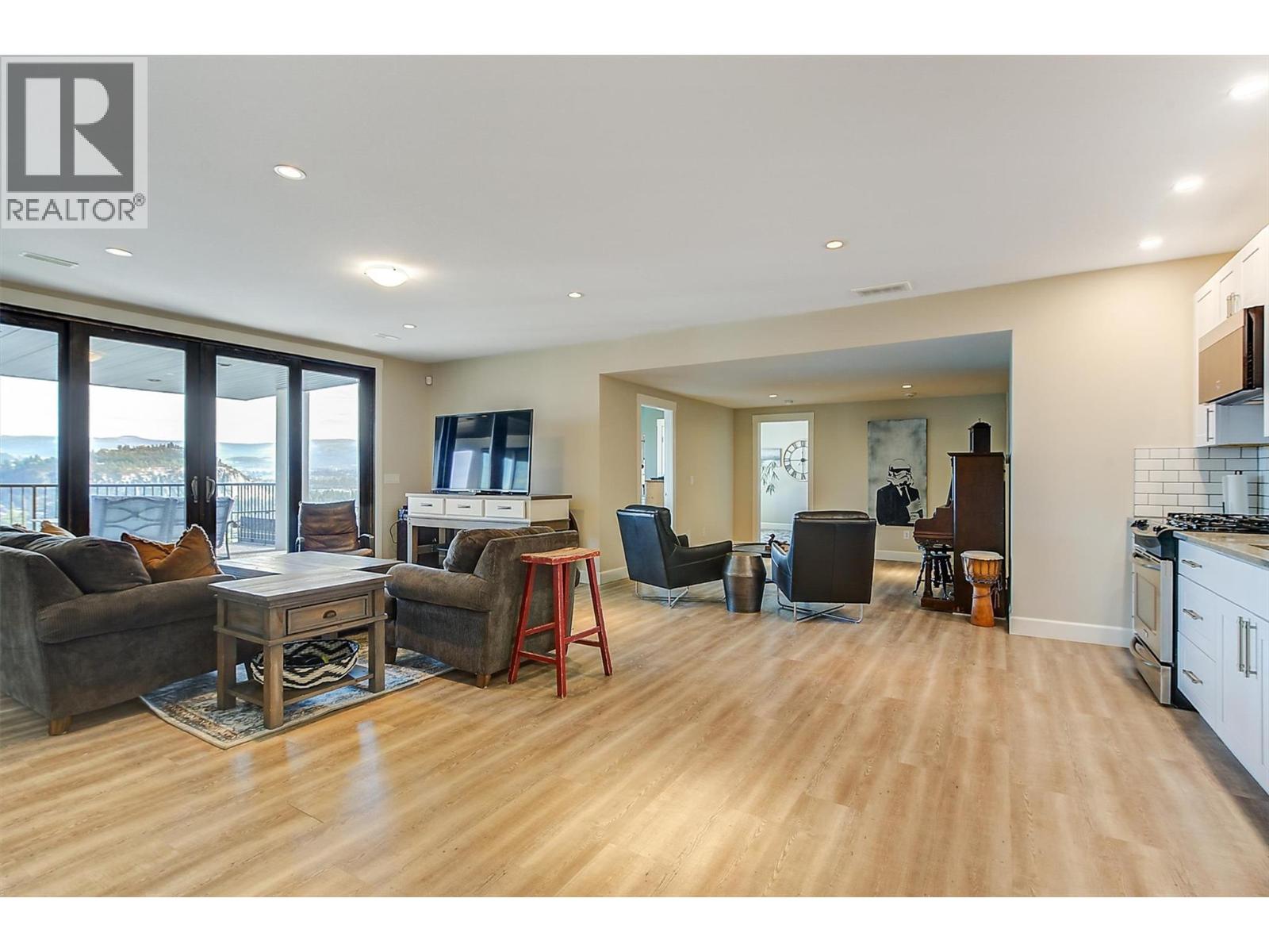  738 Highpointe Drive, Kelowna