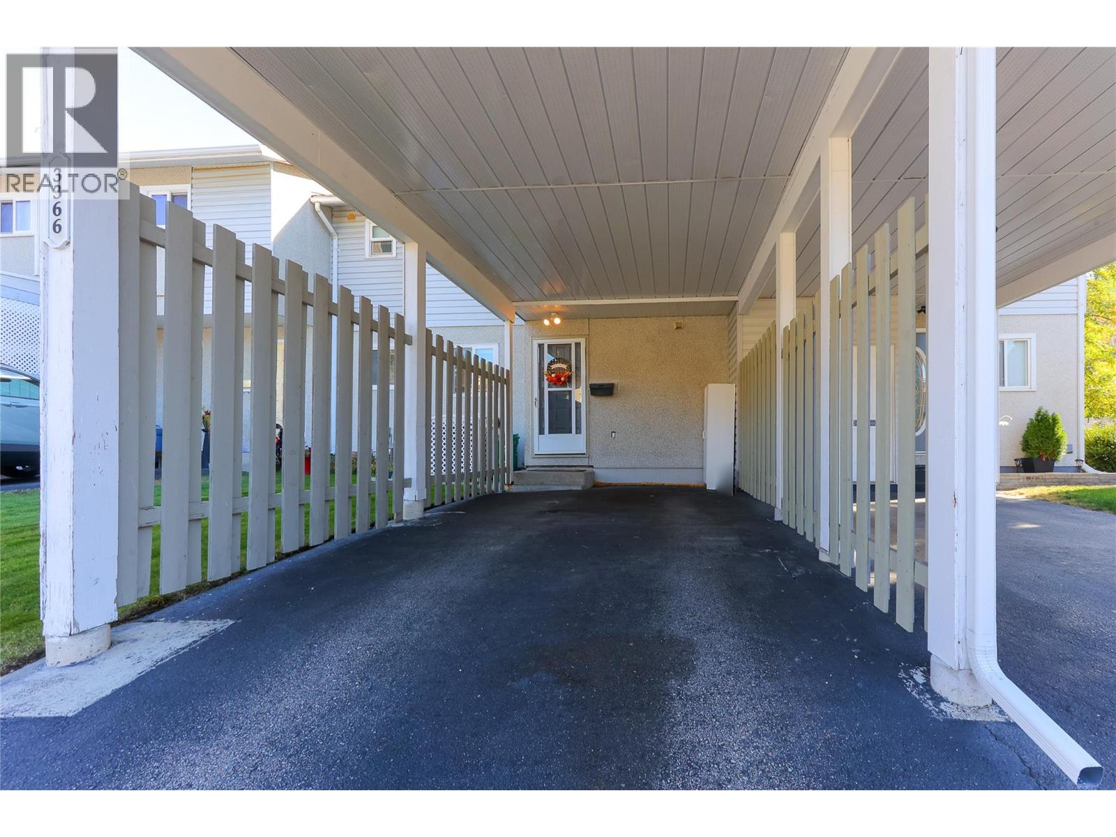 3366 Laurel Crescent, Trail
