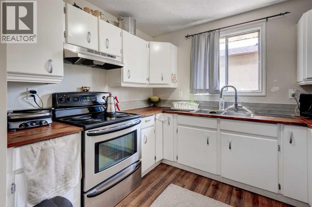 Single Family House Bi-level for Sale in  Fonda Drive SE Forest Heights Calgary 