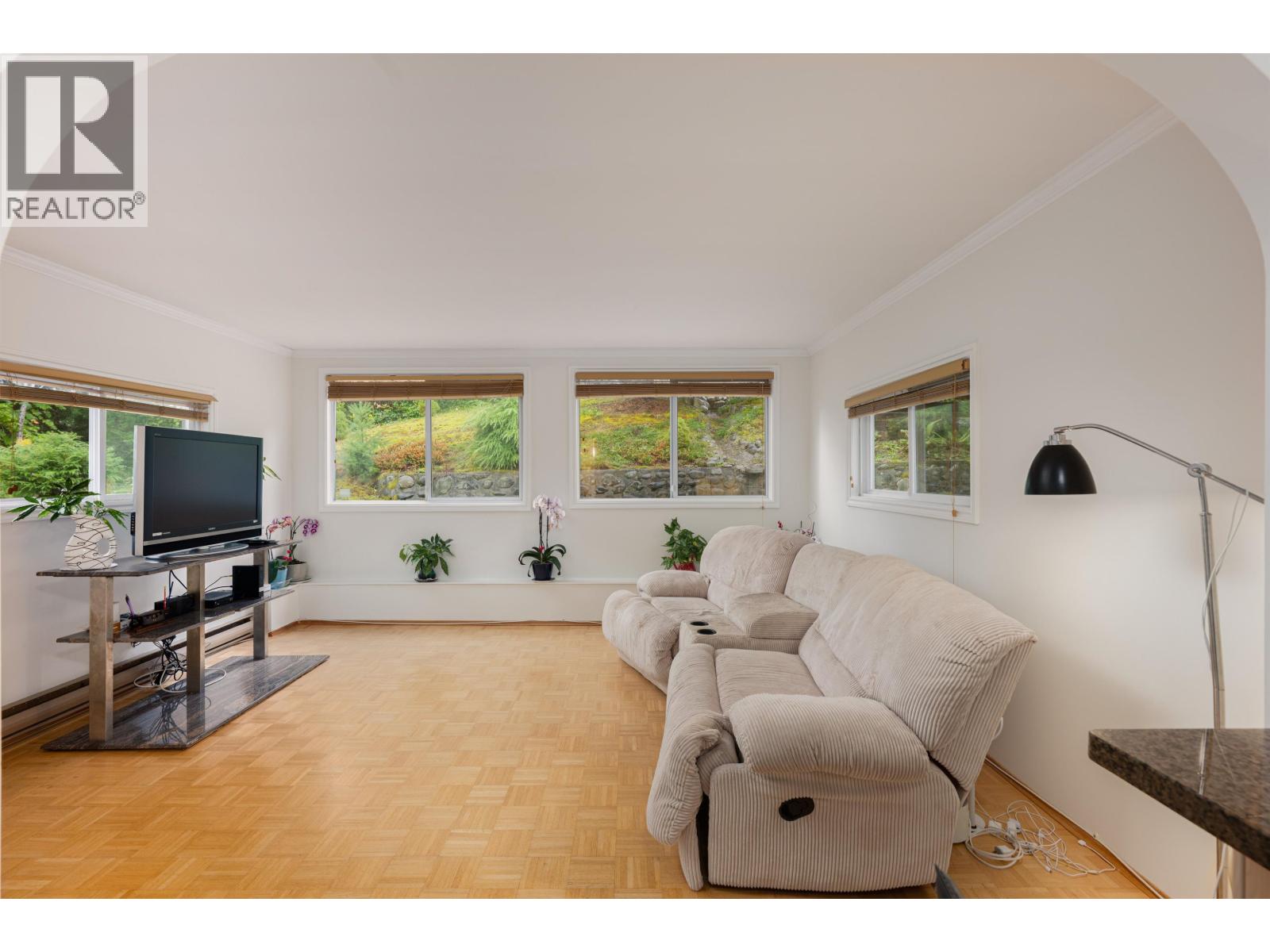 House in West Vancouver - Image 13