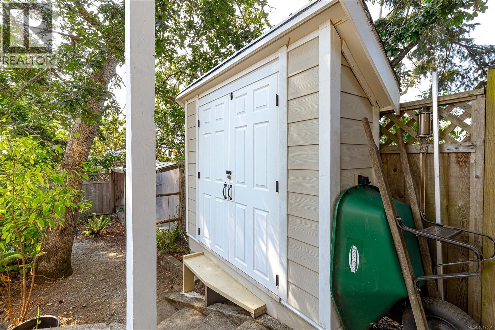 999 Admirals Rd, Esquimalt - Exteriors - Photo 4