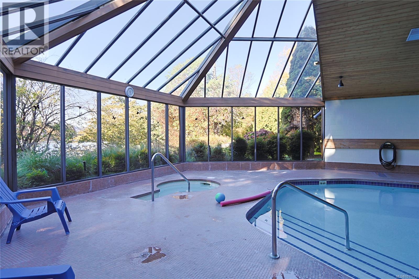 208 69 Gorge Road West, Saanich