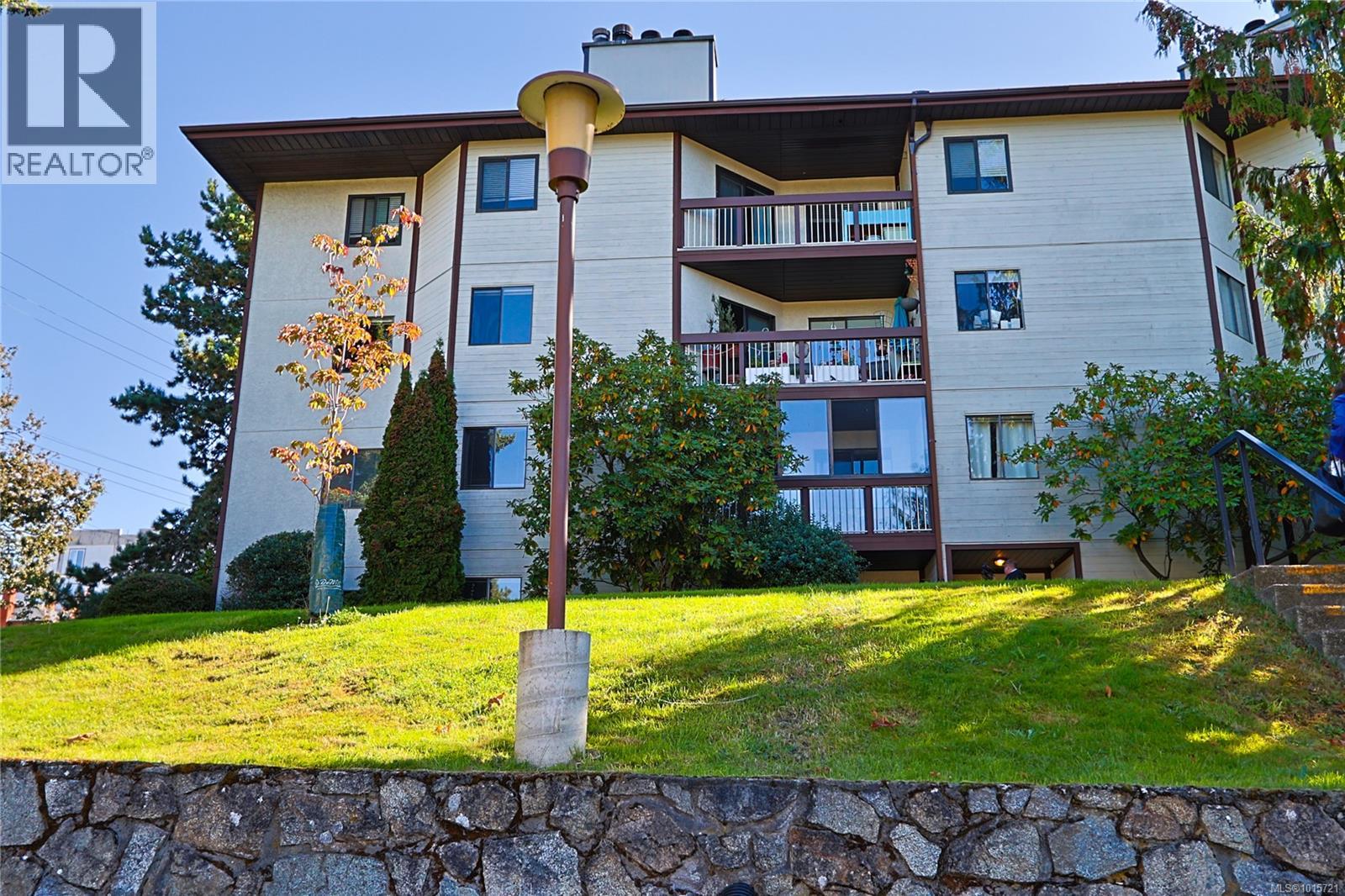 208 69 Gorge Road West, Saanich