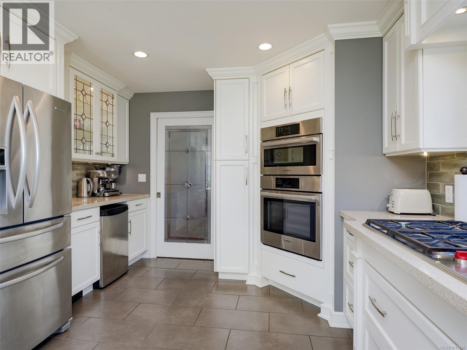  3381 Woodburn Avenue, Oak Bay