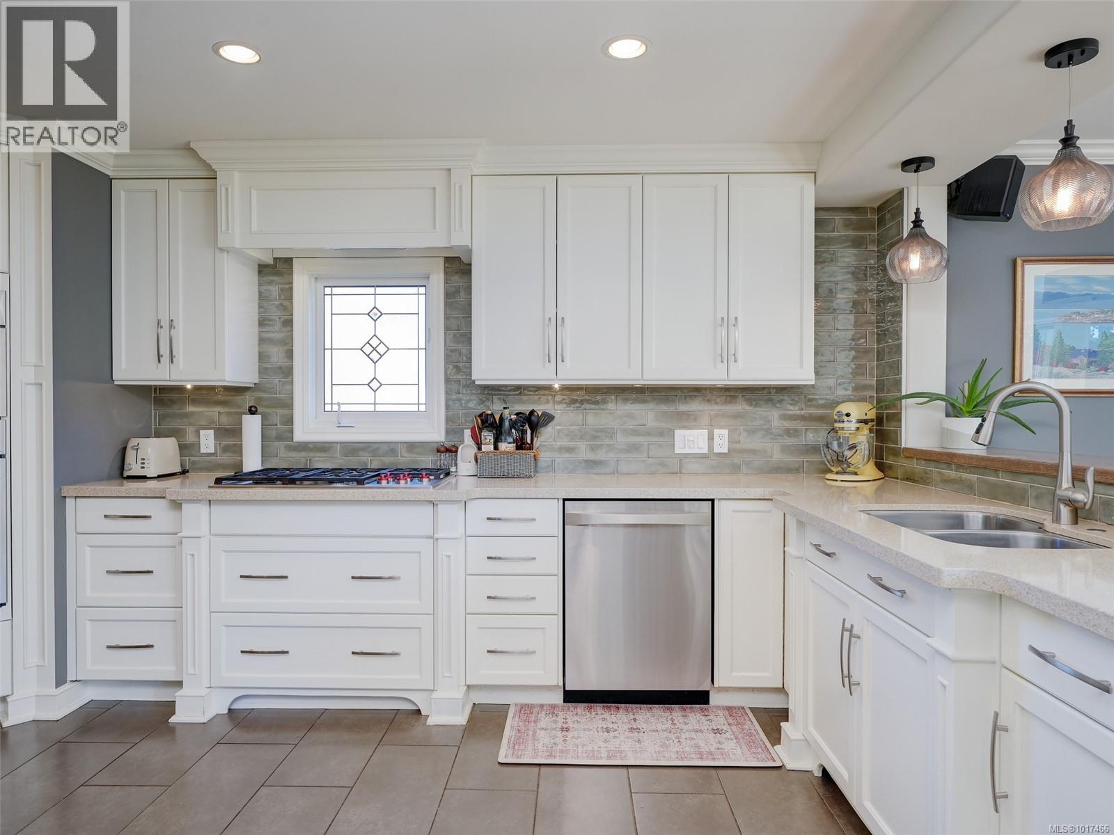  3381 Woodburn Avenue, Oak Bay