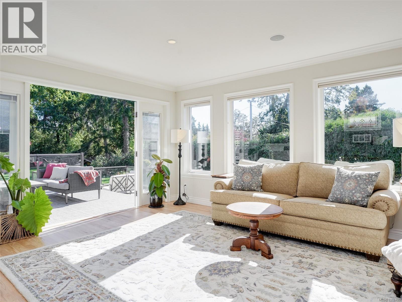  3381 Woodburn Avenue, Oak Bay