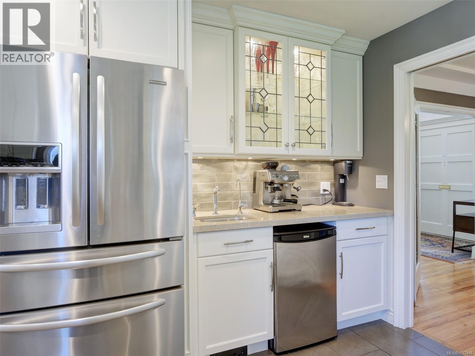  3381 Woodburn Avenue, Oak Bay