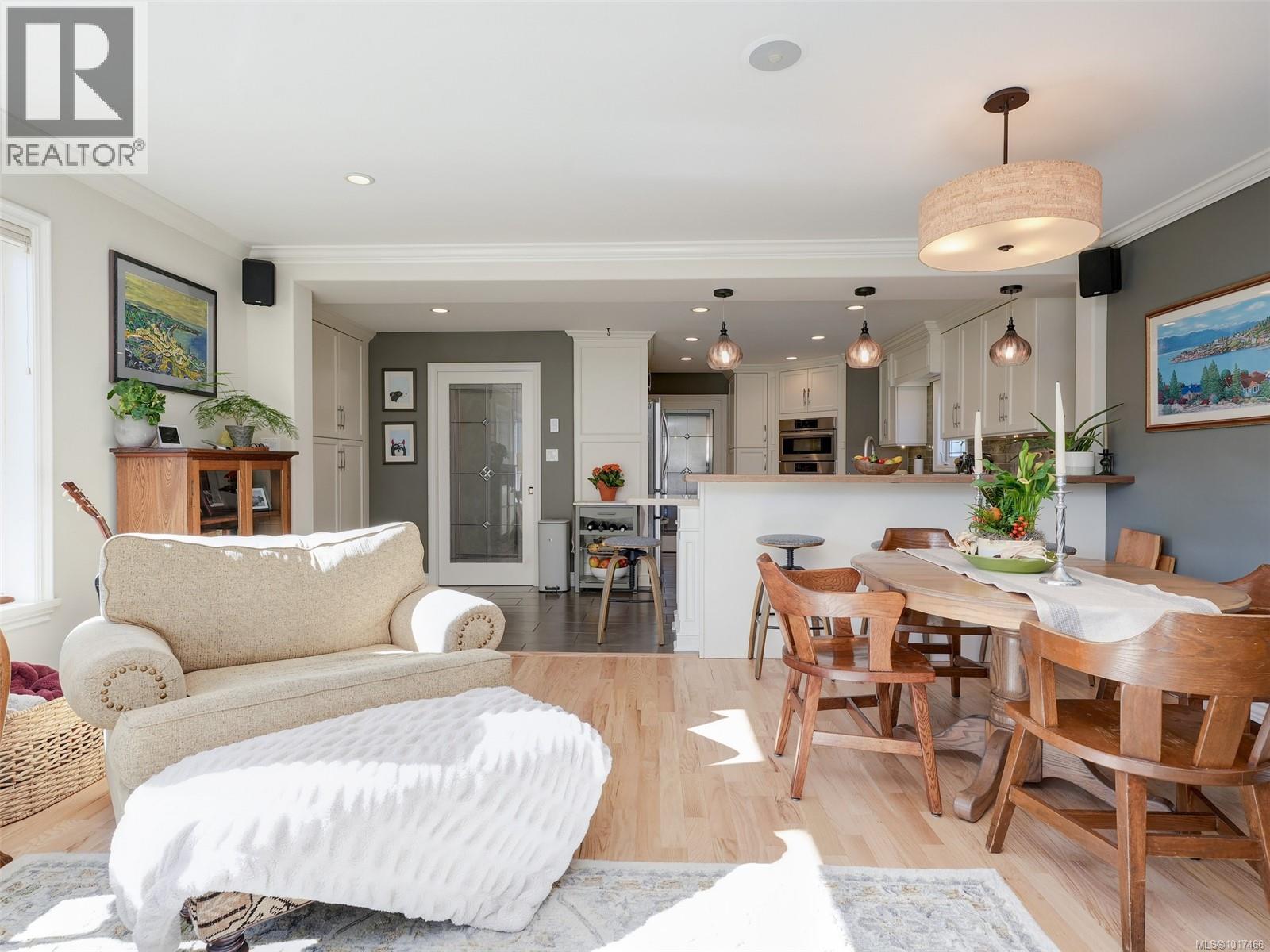  3381 Woodburn Avenue, Oak Bay