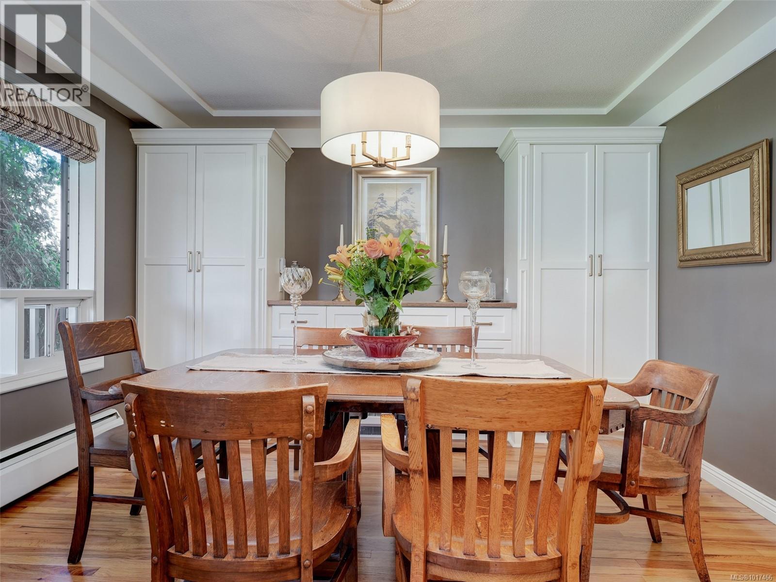  3381 Woodburn Avenue, Oak Bay
