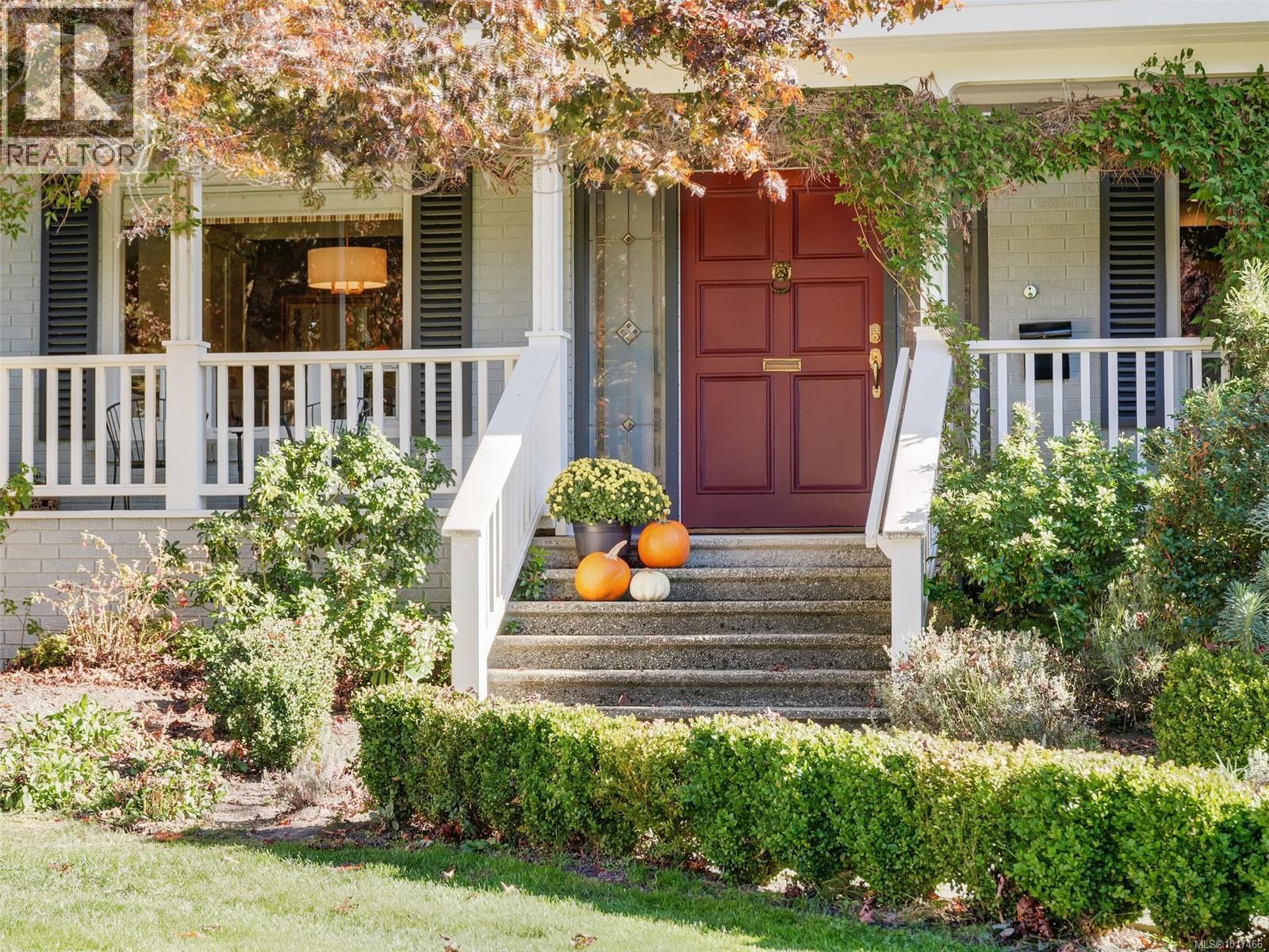  3381 Woodburn Avenue, Oak Bay
