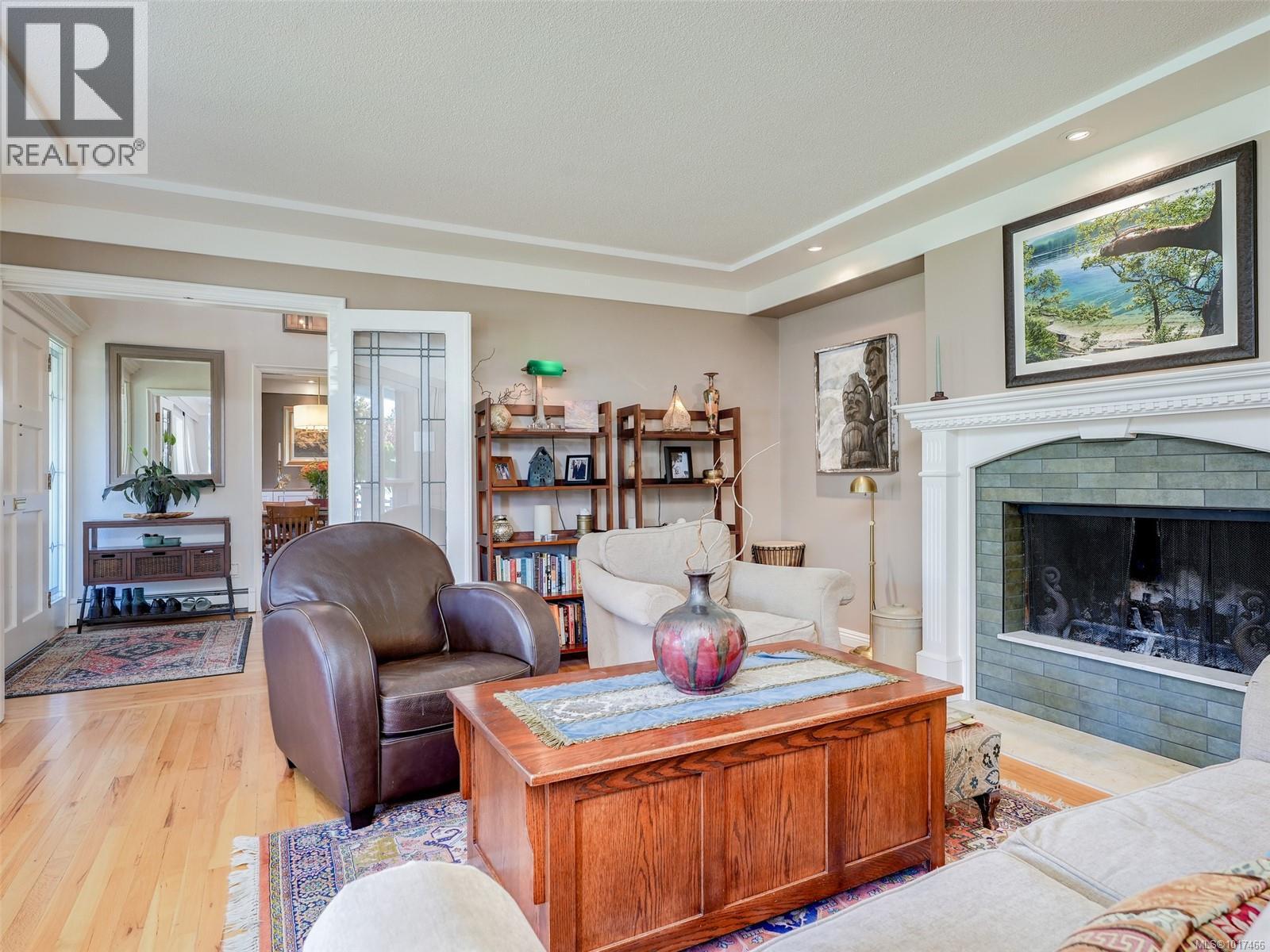  3381 Woodburn Avenue, Oak Bay